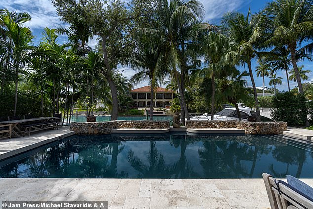 Episch: Abgesehen von der Wahl des Rings deuten auch die jüngsten Immobilienprojekte des Paares auf Ärger im Paradies hin, als sie im August ihre unglaubliche Villa in Miami für 15 Millionen US-Dollar verkauften