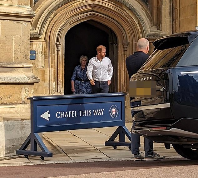 Prinz Harry verlässt gestern Mittag die St. George's Chapel in Windsor, um den ersten Todestag der Königin zu begehen.  Ihre Majestät ist dort zusammen mit ihrem Ehemann Prinz Philip begraben
