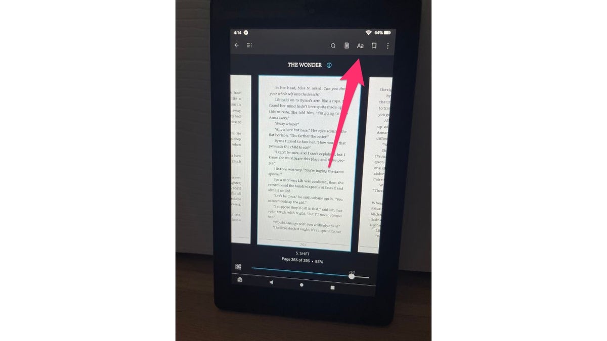 Roter Pfeil, der auf das Aa-Symbol auf einem Amazon Kindle zeigt