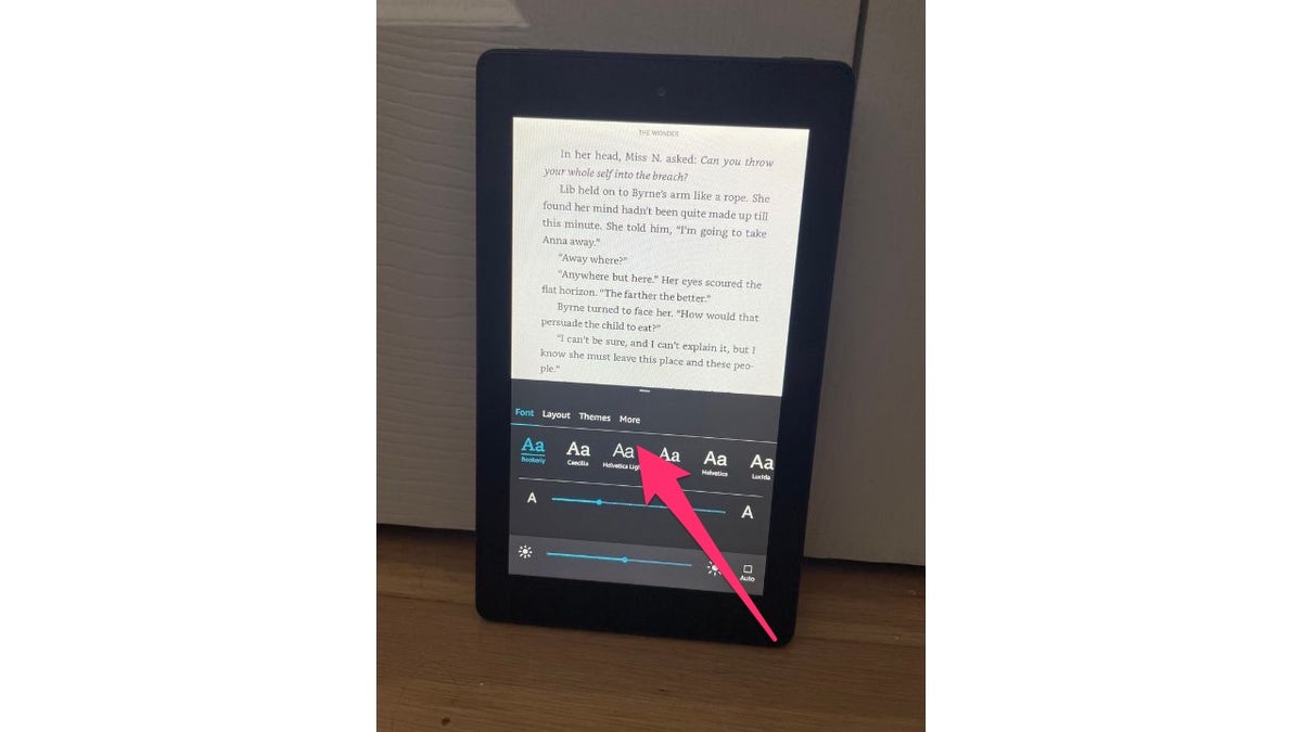 Roter Pfeil, der auf das Mehr-Symbol auf einem Amazon Kindle zeigt