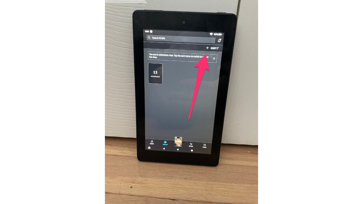 Roter Pfeil, der auf das + (Plus)-Symbol auf Amazon Kindle zeigt