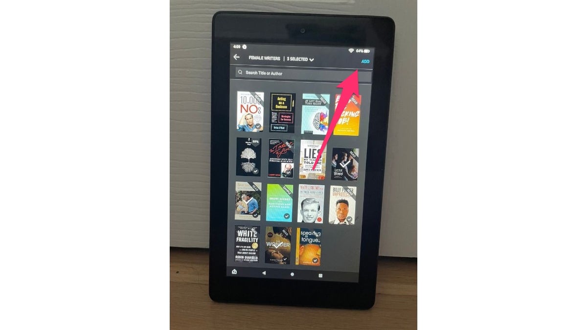 Roter Pfeil zeigt auf die Option „Hinzufügen“ auf Amazon Kindle, nachdem Sie ausgewählt haben, welche Bücher Sie in dieser Sammlung haben möchten