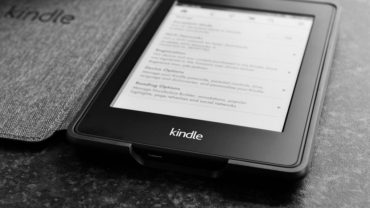 Bild eines Amazon Kindle aus der Nähe in Schwarzweiß