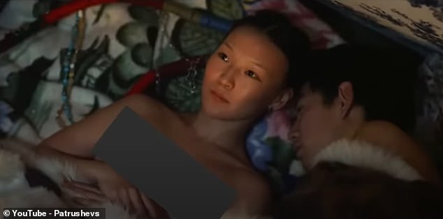 Im Film ist zu sehen, wie die Braut bei Einbruch der Dunkelheit neben ihrem Mann ins Bett geht, wobei sie nur durch einen kleinen Baldachin vom Rest der Familie getrennt ist