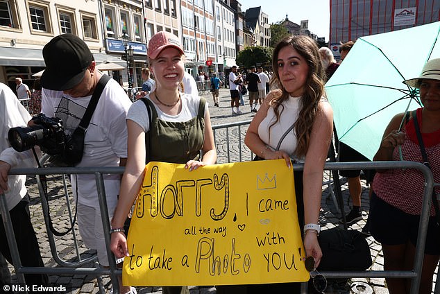 Die 20-jährige Madeleine Durant (links) fuhr zwei Stunden von ihrem Zuhause in Dortmund zu Harry