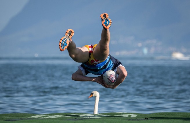 Dieses am 2. September 2023 aufgenommene Bild zeigt einen Spieler, der beim Water Rugby Lausanne einen Versuch erzielt, indem er von einem schwimmenden Rugbyfeld in den Genfersee springt.  Das Spiel war Teil eines dreitägigen Turniers, das von LUC Rugby organisiert wurde und an dem mehr als 240 Spieler in Lausanne, Schweiz, teilnahmen.