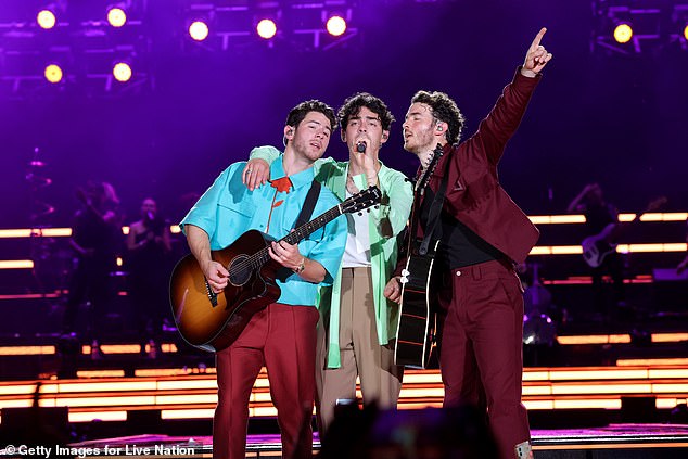 Ausverkauft: Die Jonas Brothers traten am Samstagabend vor ausverkauftem Publikum im Dodger Stadium in Los Angeles auf