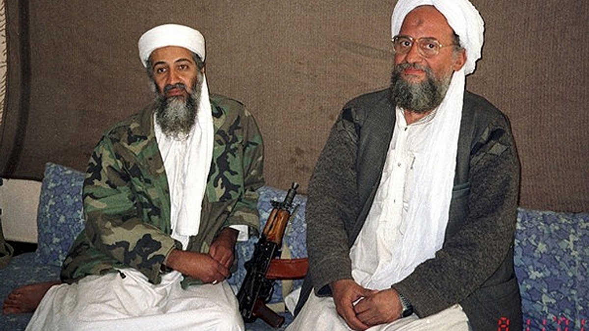 10. November 2001: Usama bin Laden sitzt mit seinem Berater und angeblichen Nachfolger Ayman al-Zawahiri, einem Ägypter, der mit dem Al-Qaida-Netzwerk verbunden ist, während eines Interviews mit dem pakistanischen Journalisten Hamid Mir (nicht abgebildet) auf einem Bild, das von der angesehenen Dawn zur Verfügung gestellt wurde Zeitung.