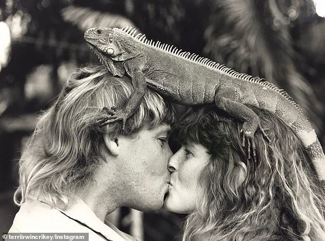 Als Terri Steve zum ersten Mal im Australia Zoo sah, sagte sie: „Ich war begeistert.“  Ich dachte: „Dieser Mann ist der unglaublichste Typ, den ich je gesehen habe.“  Er ist wahrscheinlich verheiratet.  „Er muss entführt werden.“ Beide abgebildet