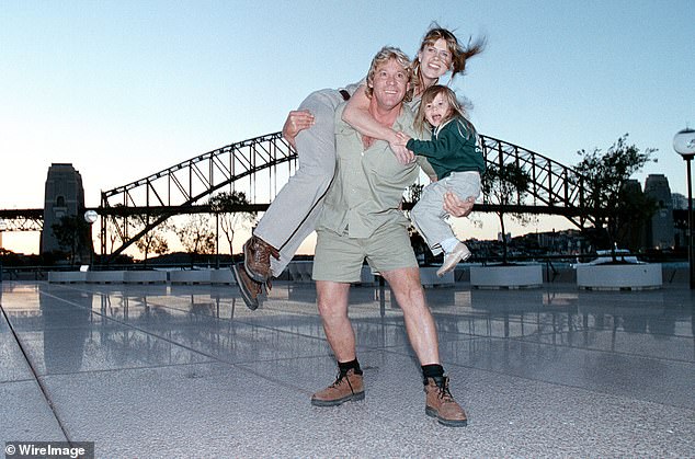 Bekanntlich übernahm Terri den Australia Zoo, nachdem sie mit den beiden Kindern des Paares verwitwet war. Bindi war damals erst acht Jahre alt.  Im Bild: Steve, Terri und Bindi in Sydney
