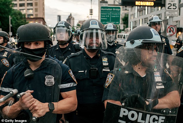Das Lied bezog sich wiederholt auf BLM-Proteste.  Im Bild: NYPD-Beamte blockieren den Eingang der Manhattan Bridge, als am 2. Juni 2020 in New York City Proteste ausbrachen