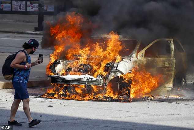 Ein Polizeifahrzeug von Pittsburgh brennt während eines Marsches in Pittsburgh am Samstag, 30. Mai 2020