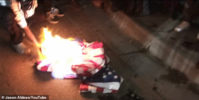 Aldeans Video zeigt das Verbrennen einer Flagge während der BLM-Proteste im Jahr 2020