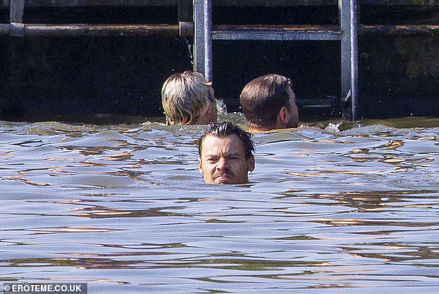 Spaß haben: Harry strich seine langen, nassen Locken wieder aus seinem Gesicht, während er sich im Wasser abkühlte