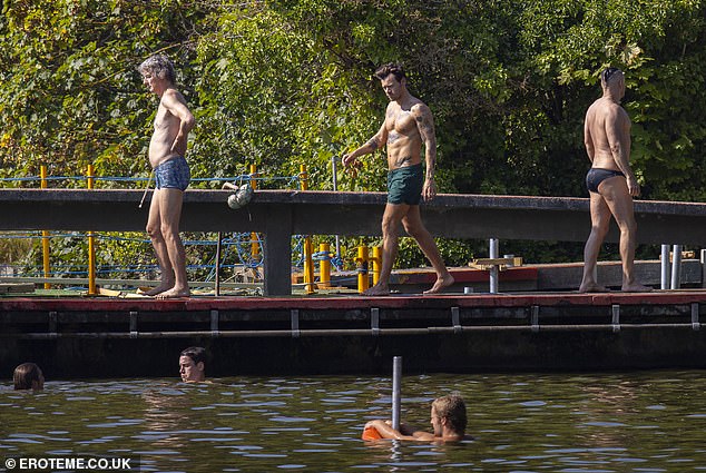 Wow: Zu Harry gesellten sich die Zuschauer am Teich
