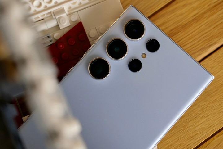 Die Rückseite des Samsung Galaxy S23 Ultra zeigt die Kameraobjektive.