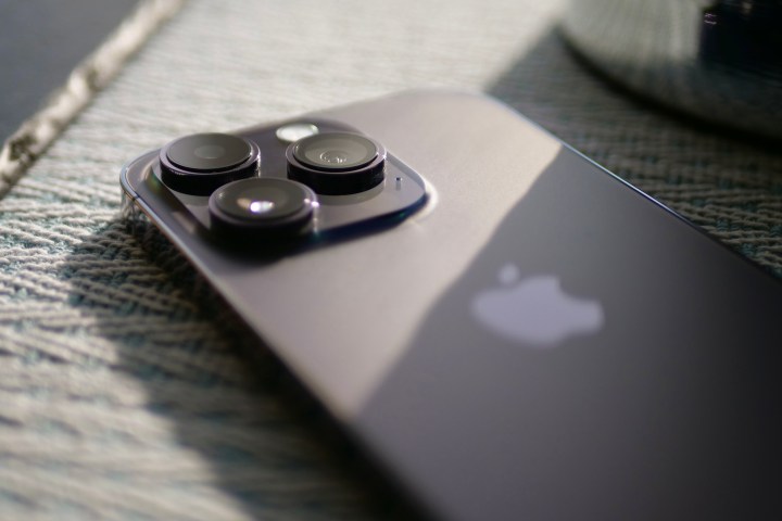 Eine Nahaufnahme des Kameramoduls des iPhone 14 Pro.