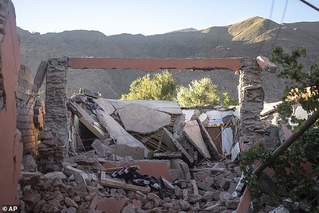 Ein Blick auf ein durch das Erdbeben beschädigtes Haus im Dorf Ijjoukak in der Nähe von Marrakesch