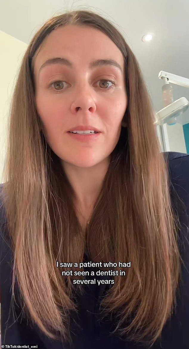 Dr. Emi Mawson, eine Zahnärztin in Cornwall, enthüllte, dass der Patient, der endlich zu einem Termin in der Notaufnahme kommen konnte und über Zahnschmerzen klagte, sichtbare Anzeichen der Krankheit aufwies.  Sichtlich verärgert sagte sie, sie fühle sich „vom zahnmedizinischen System des NHS im Stich gelassen“ und warnte: „Menschen werden deswegen sterben.“