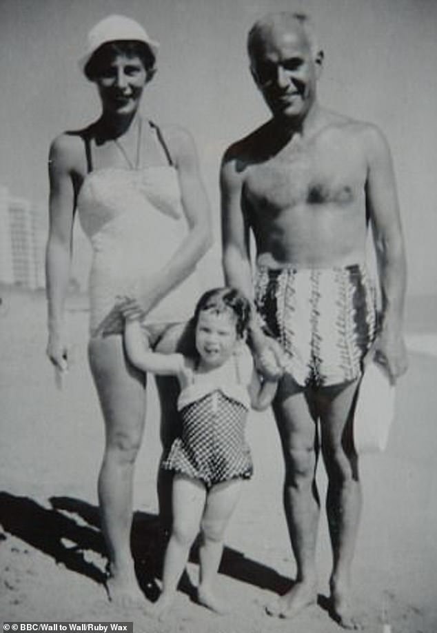 Ruby im Bild mit ihren Eltern, Flüchtlingen, die 1938 aus Österreich geflohen waren. Rubys Vater war gewalttätig und ihre Mutter hatte psychische Probleme
