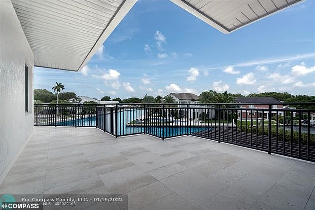 Das 10,75 Millionen US-Dollar teure Anwesen verfügt über einen Balkon mit Blick auf die Skyline von Fort Lauderdale