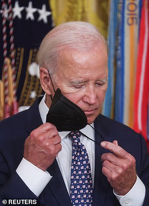 Präsident Biden nimmt heute während einer Medal of Honor-Zeremonie seine Gesichtsmaske ab – ein Akt, der die Müdigkeit der Amerikaner mit Masken zu veranschaulichen schien