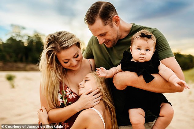 Oben abgebildet ist Isla mit ihrer Mutter Jacquelyn Stockdale, ihrem Vater Mitch Stockdale und ihrer 18 Monate alten kleinen Schwester Parker
