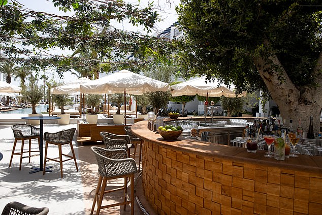 Eine Bar im Freien im METT Hotel & Beach Resort, die Mark als „Oase der Ruhe“ beschreibt.