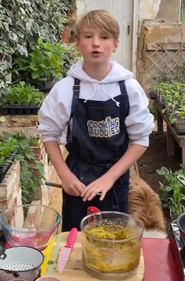 Berichten zufolge soll der 12-Jährige (im Bild) nun in die Fußstapfen seines Vaters treten und nach dem Erfolg seines YouTube-Kanals eine eigene Kochshow bekommen