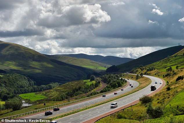 Obwohl die M6 in Cumbria (oben) durch einige der malerischsten Landschaften des Landes führt, wurde sie zur schlechtesten Autobahn Englands erklärt