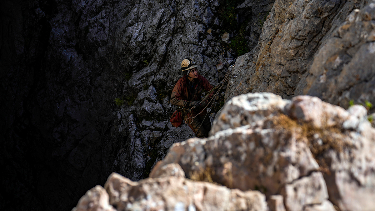 Ein Mitglied der European Cave Rescue Association (ECRA) steigt in die Morca-Höhle hinab