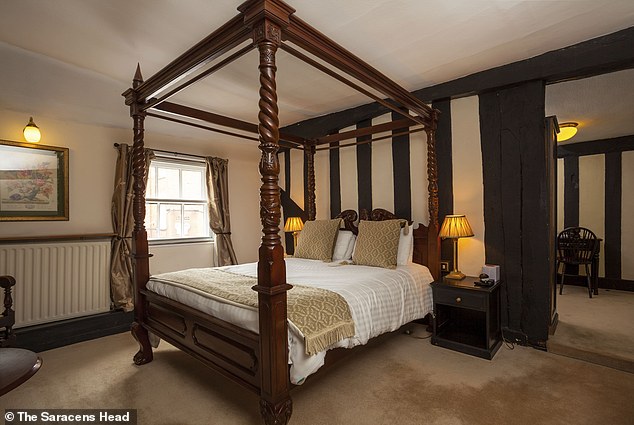 Doppelzimmer im historischen Fachwerkhotel Saracen's Head kosten ab 120 £