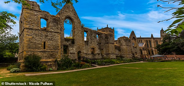 Oben sind die Ruinen des Erzbischofspalastes zu sehen, einer Residenz der Erzbischöfe von York aus dem 11. Jahrhundert