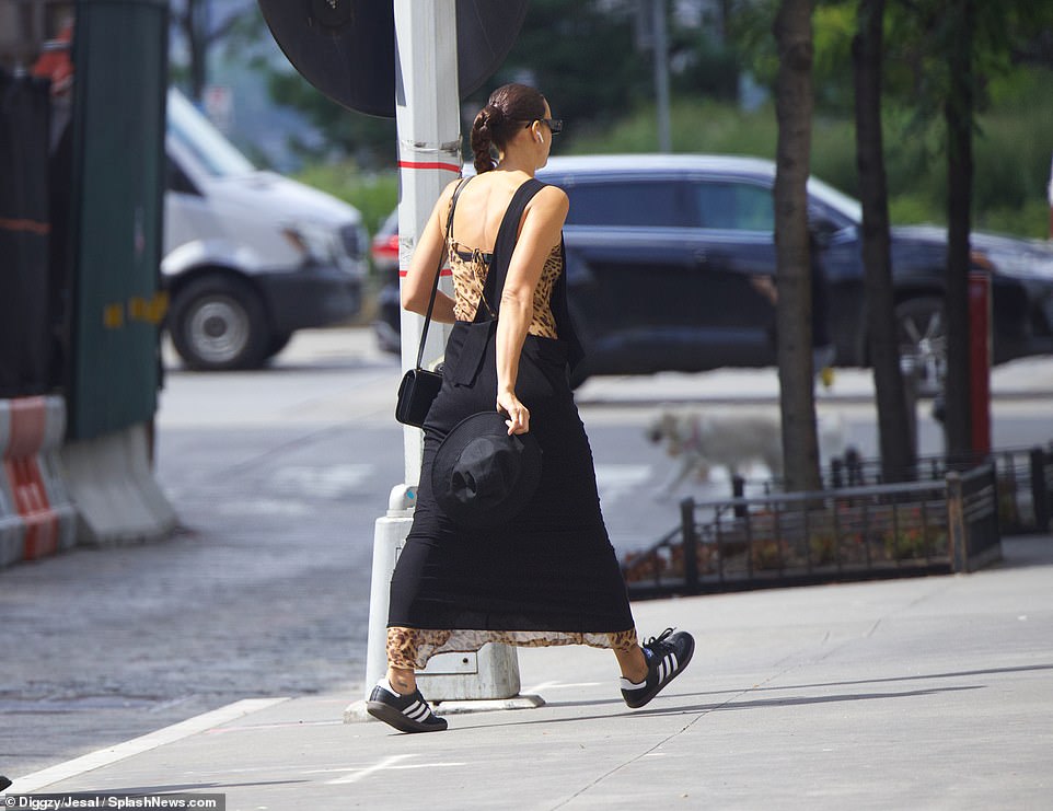 Modelleben: Sie ergänzte ihr schickes Ensemble mit einer schwarzen Handtasche, einer übergroßen Sonnenbrille und einem Hut, den sie in der rechten Hand trug