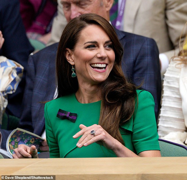 Vor ihrer Sommerpause mit der Familie hatte sich die Prinzessin von Wales bei öffentlichen Auftritten für glattes Haar mit Seitenscheitel entschieden (im Bild beim Finale der Gentlemen's Singles in Wimbledon 2023).