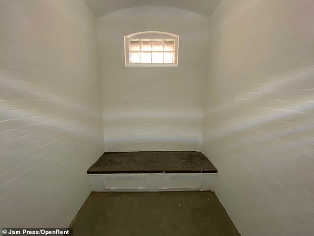 Obwohl die Wohnung umgebaut wurde, können die ursprünglichen Gefängniszellen gegen Aufpreis weiterhin als Lagerraum gemietet werden