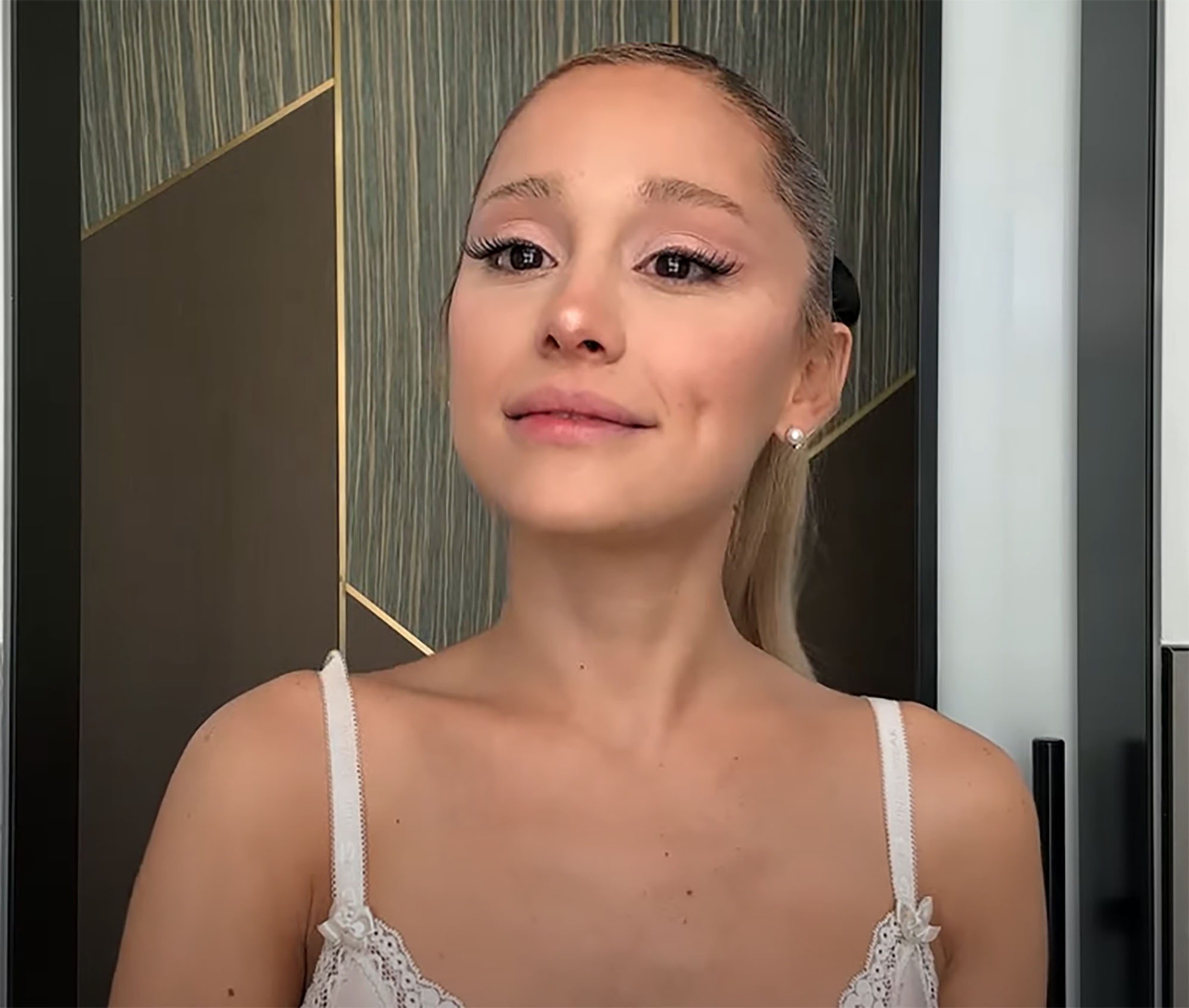 Ariana Grande bricht in Tränen aus