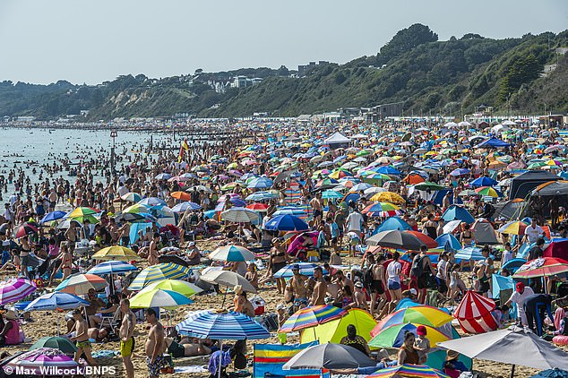 Tausende Menschen strömten nach Bournemouth, Dorset, um das für die Jahreszeit ungewöhnlich warme Wetter zu genießen, als die Temperaturen am Samstag 90 °F erreichten
