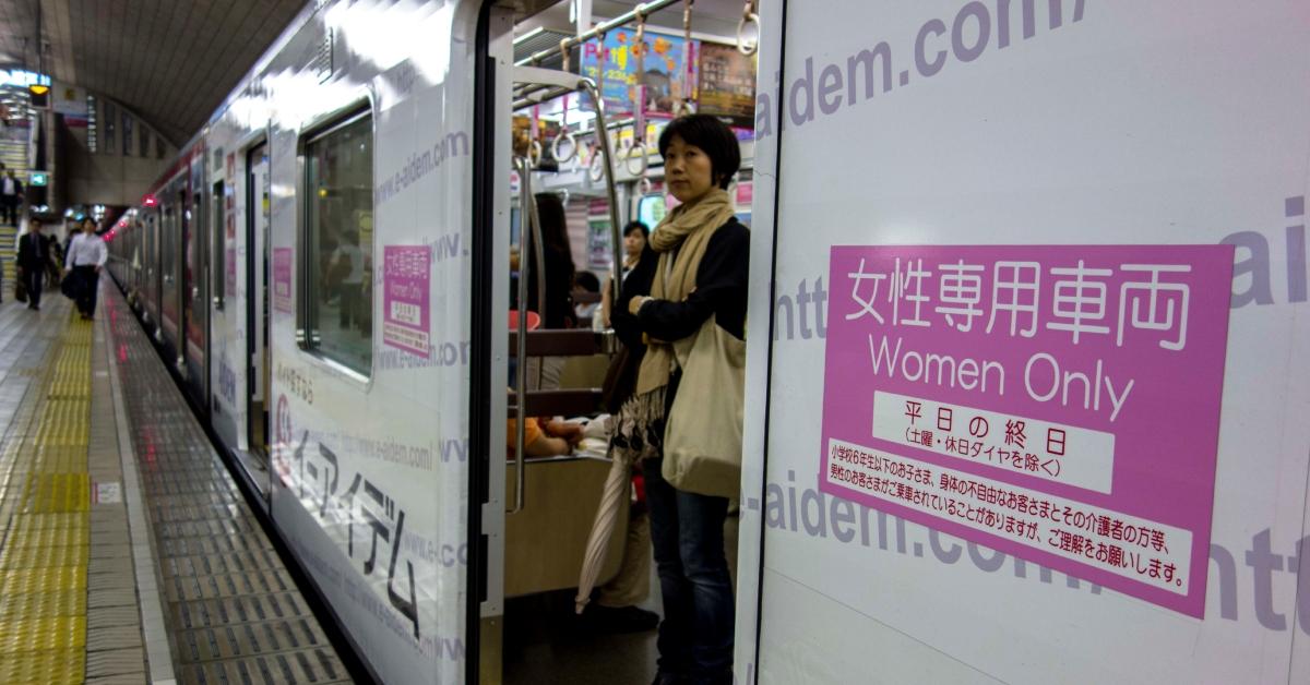 Frauen im „Women Only“-Wagen in einer städtischen U-Bahn von Osaka.