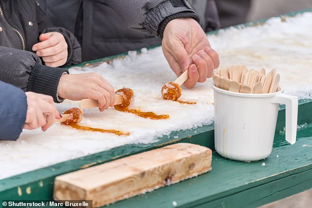 In Kanada ist es Tradition, Ahornsirup zu essen, der auf Schneeblöcken erstarrt ist