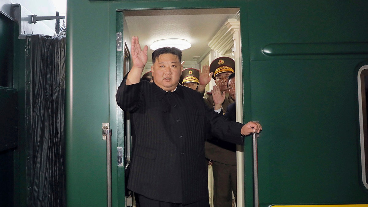 Kim Jong Un winkt