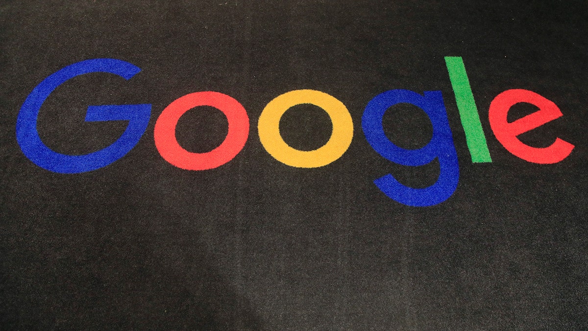 Google-Logo auf schwarzem Teppich