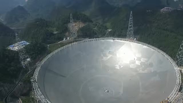Das Five-Hundred-Meter Aperture Spherical Telescope wurde zur Untersuchung von Wolke 9 verwendet, um den Anteil der Dunklen Materie einzugrenzen.  Aus Wikimedia Commons, CC BY 3.0.