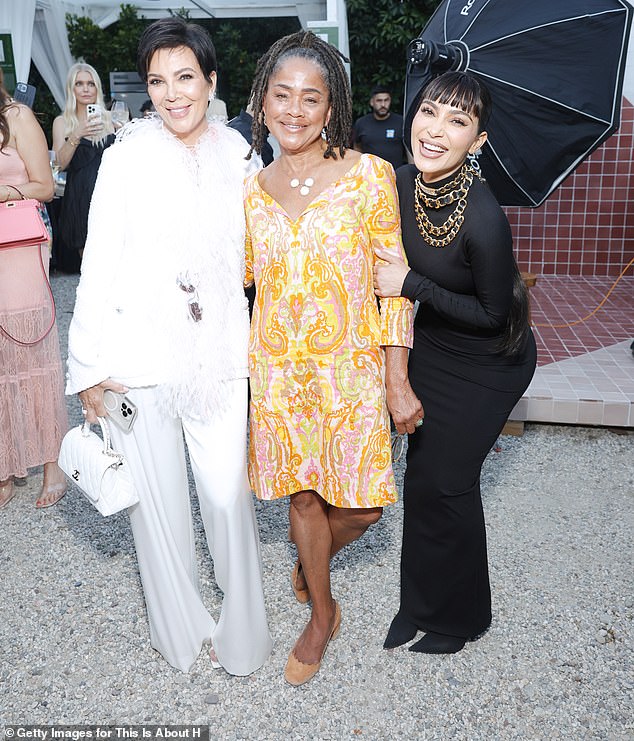 Am 26. August wurde Meghans Mutter Doria Ragland bei einer glamourösen Wohltätigkeitsveranstaltung „This Is Humanity“ in Los Angeles dabei gesehen, wie sie sich mit Kris Jenner und Kim Kardashian anfreundete