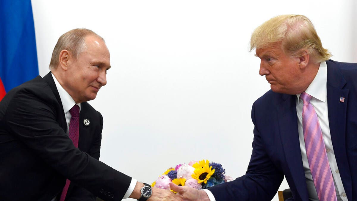 Händedruck von Trump und Putin