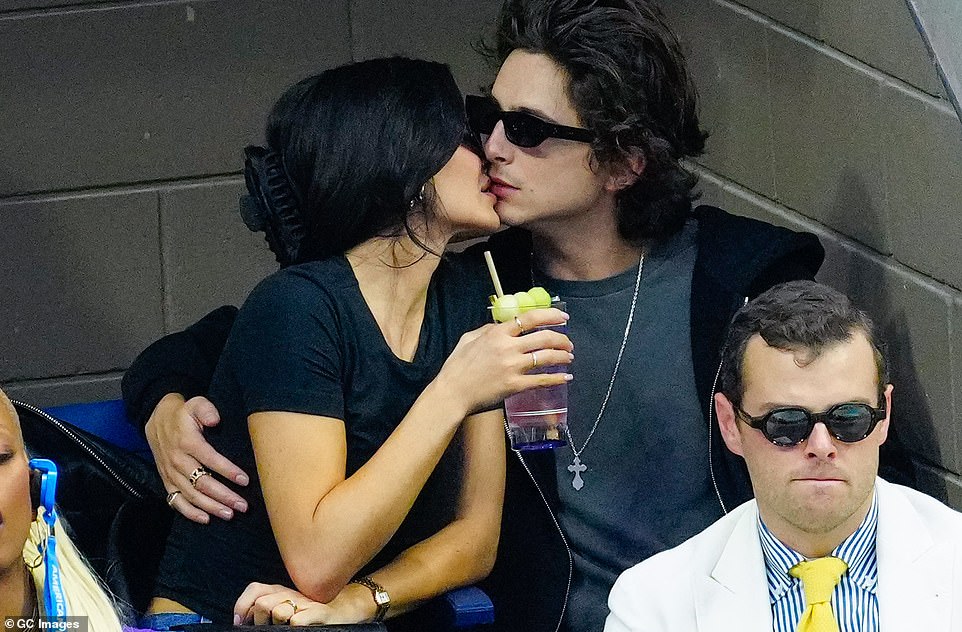 Kylie in einer Ecke küssen: Das Paar wurde am Wochenende Seite an Seite bei den US Open in New York gesehen, wo sie knutschten, während sie sich an einem Drink festhielt
