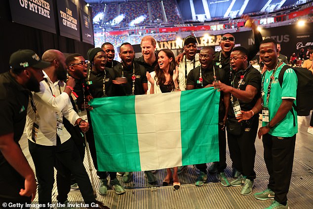 Harry und Meghan machten nach dem Rollstuhlbasketballspiel Selfies mit nigerianischen Athleten