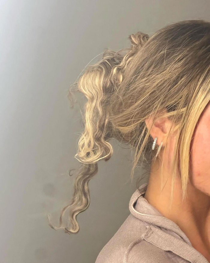 Alix Earle gewährt Fans nach einer Nacht während der New York Fashion Week 559 einen realistischen Blick auf ihr Haar