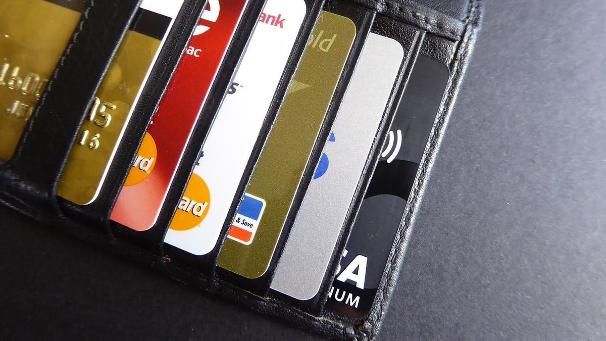 Foto einer mit Kreditkarten gefüllten Brieftasche.