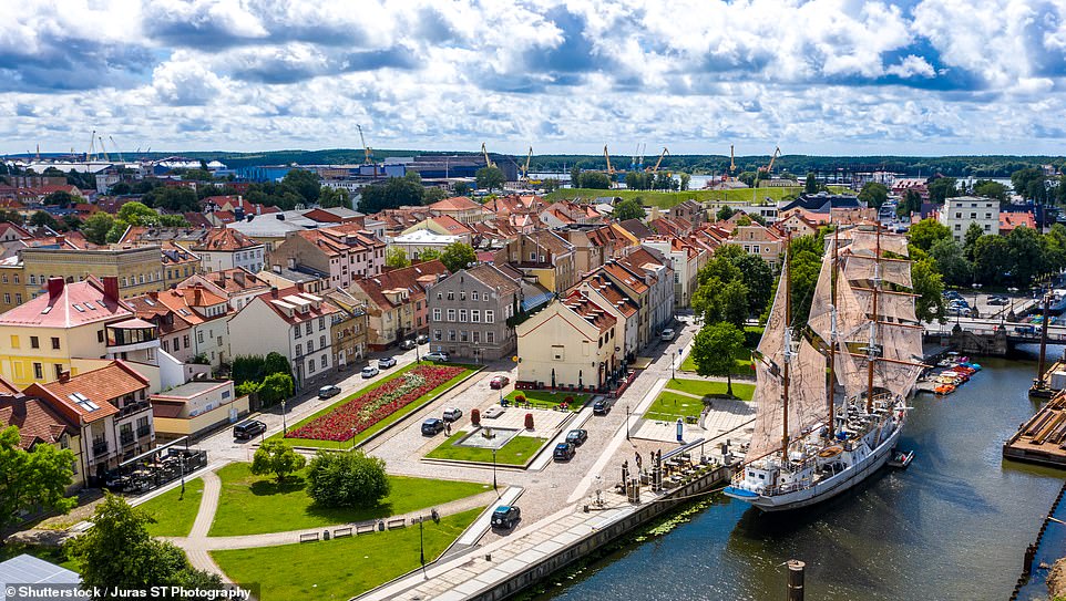 Jo erkundet den Festlandhafen von Klaipeda (oben), ein Durcheinander aus Fachwerkhäusern und gepflasterten Straßen, die zu luftigen Plätzen führen